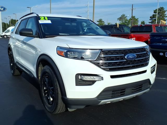 Certified 2021 Ford Explorer XLT w/ Equipment Group 202A AWD/4WD image 3