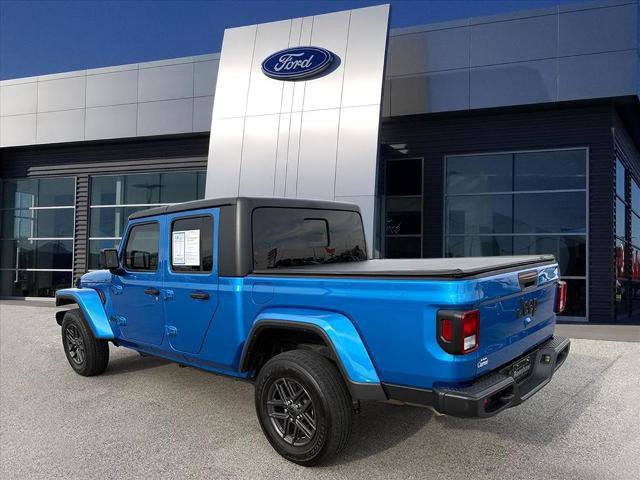 Used 2024 Jeep Gladiator Sport image 2