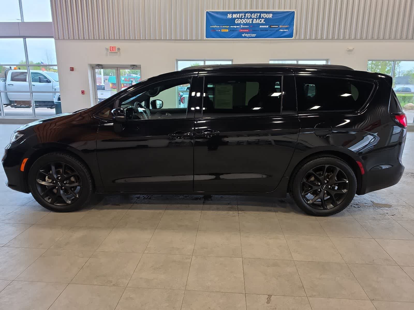 Used 2025 Chrysler Pacifica Limited FWD image 12