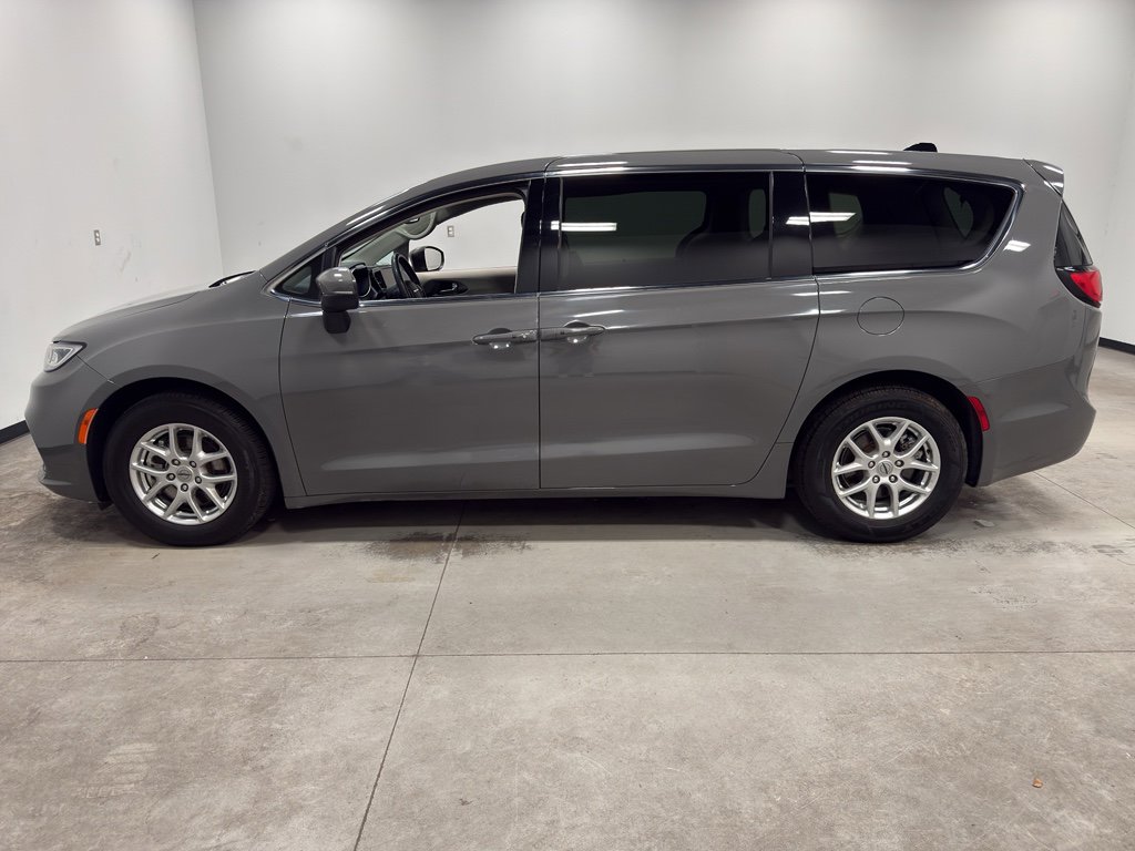 Used 2023 Chrysler Pacifica Touring-L image 5