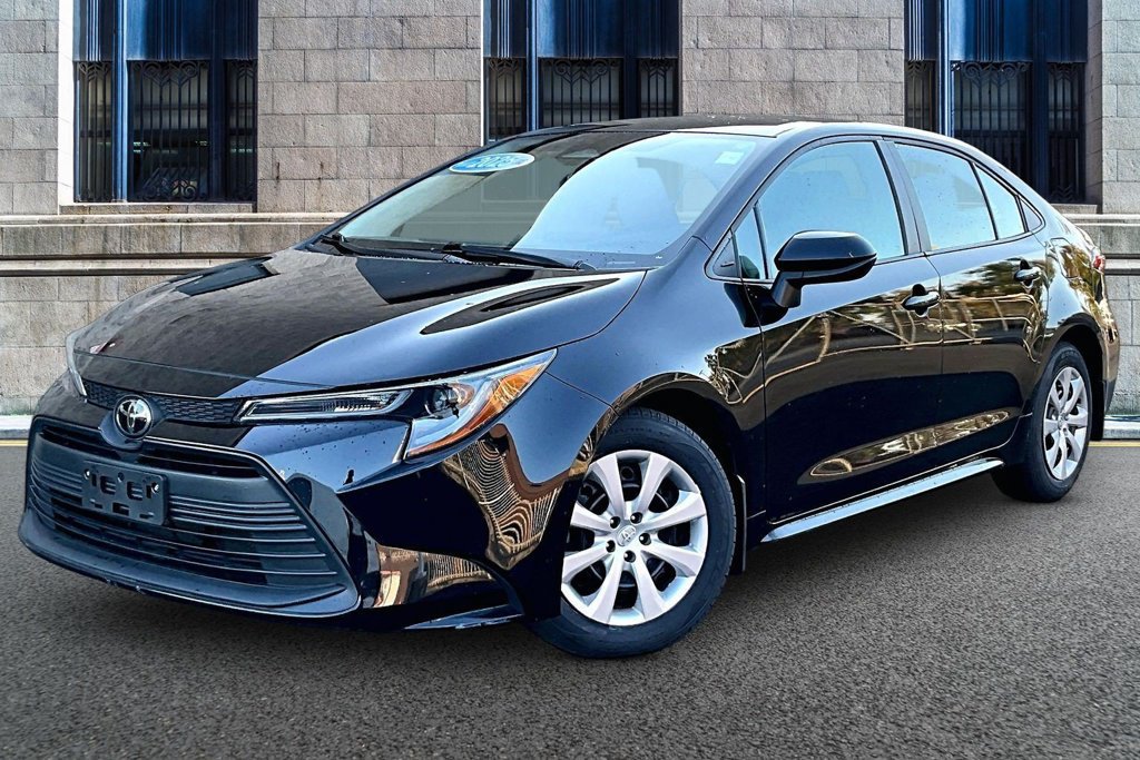 Used 2025 Toyota Corolla LE FWD image 2