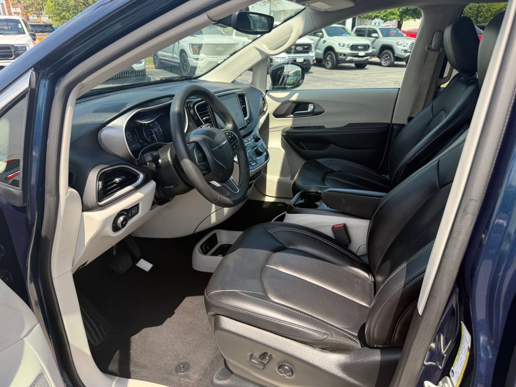 Used 2024 Chrysler Pacifica Touring-L FWD image 18