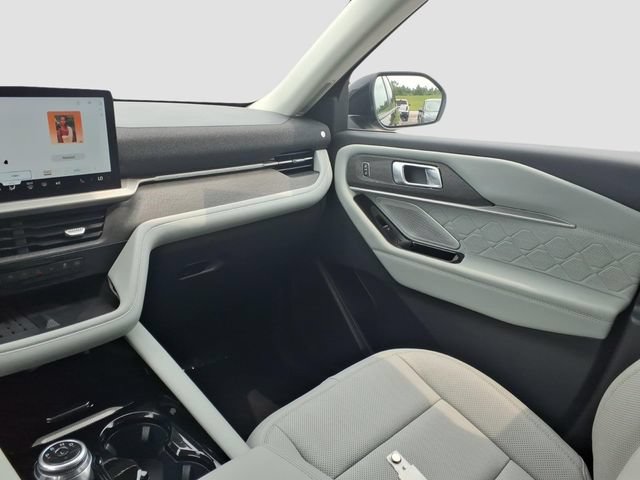 Certified 2025 Ford Explorer Platinum w/ Ultimate Package AWD/4WD image 13