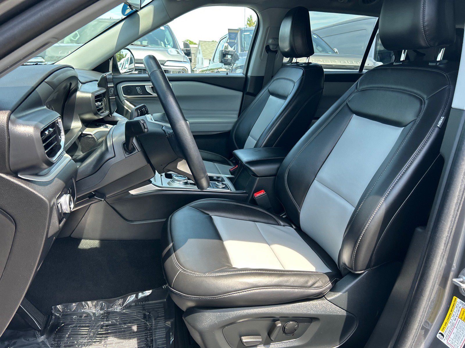 Certified 2023 Ford Explorer XLT w/ Equipment Group 202A AWD/4WD image 9