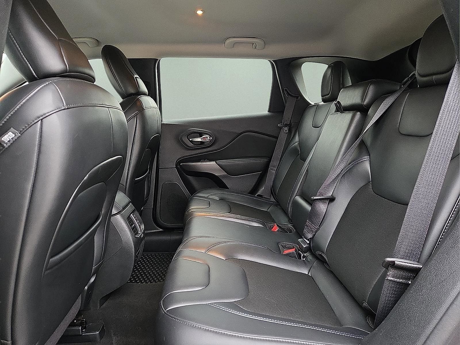 Used 2020 Jeep Cherokee Latitude Plus w/ Cold Weather Group image 10