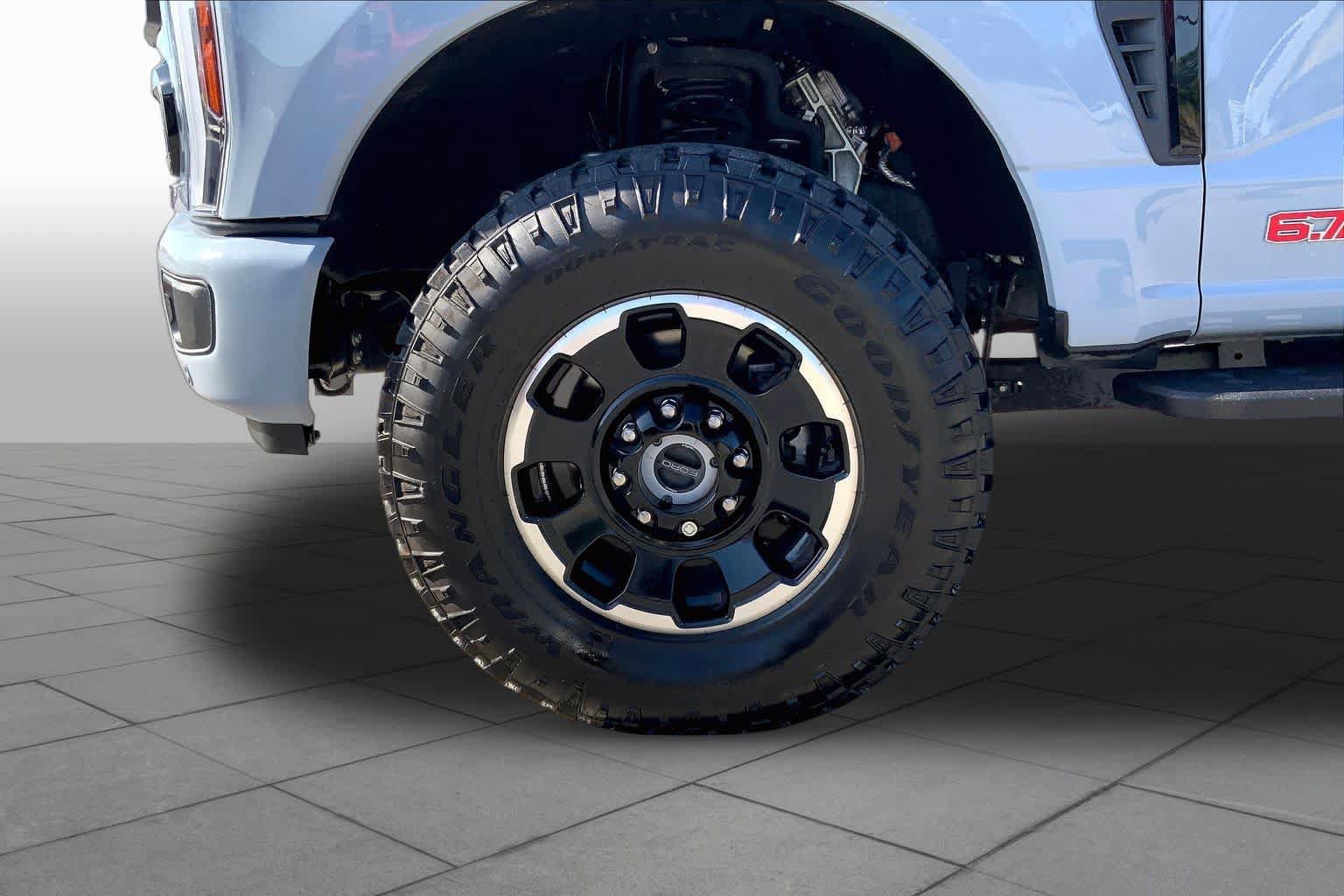 Certified 2025 Ford F250 Platinum w/ Tremor Off-Road Package AWD/4WD image 11