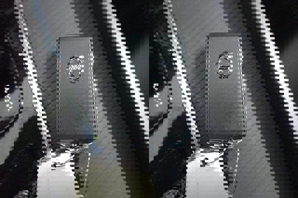 Used 2023 Volvo XC60 B5 Core image 33