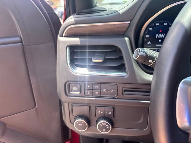 Used 2022 Chevrolet Suburban LT w/ Luxury Package RWD image 24