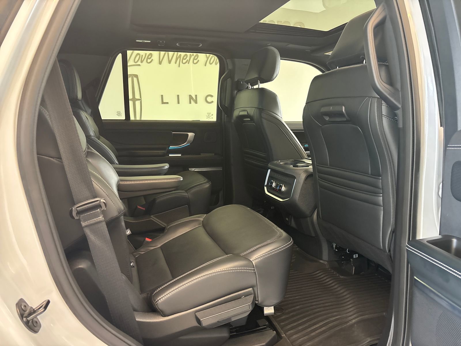 Certified 2025 Ford Expedition Platinum w/ Stealth Performance Package AWD/4WD image 9