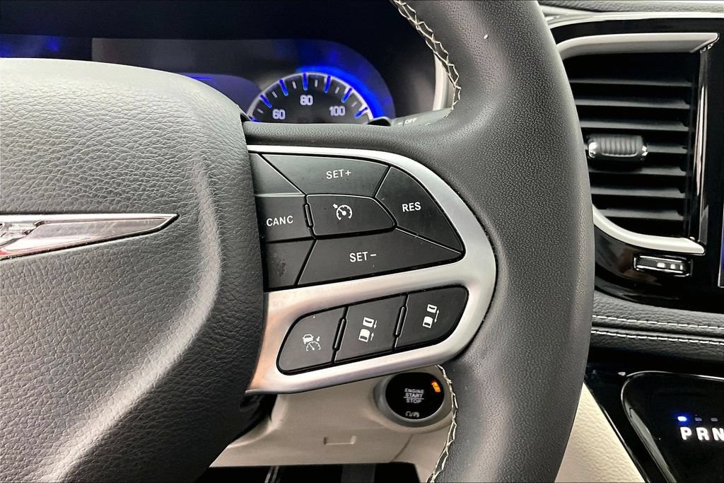 Used 2023 Chrysler Pacifica Touring-L FWD image 19