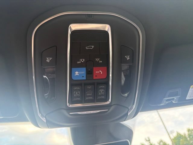 Used 2026 Jeep Grand Cherokee Limited w/ Luxury Tech Group II AWD/4WD image 29