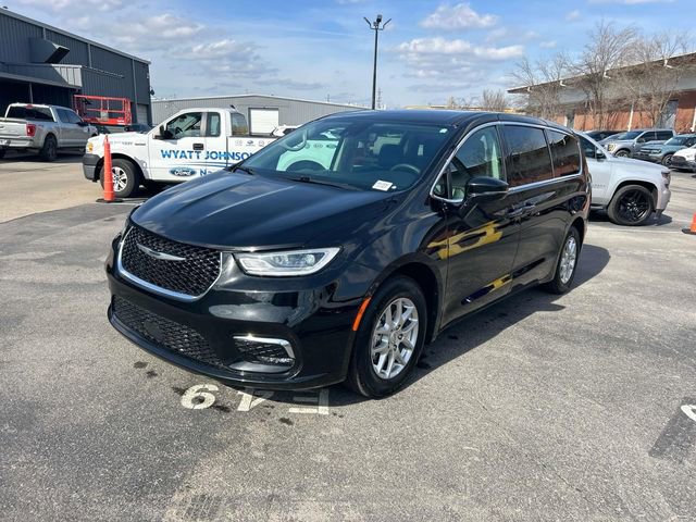 Used 2024 Chrysler Pacifica Touring-L image 7