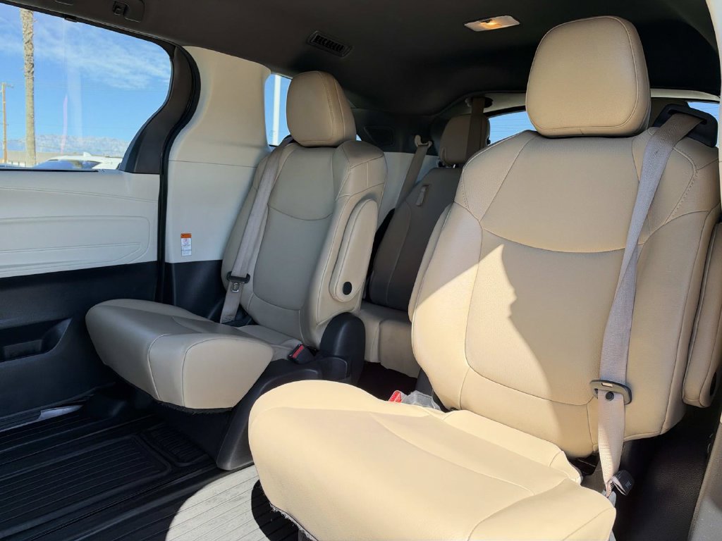 Used 2022 Toyota Sienna XLE w/ XLE Plus Package FWD image 19