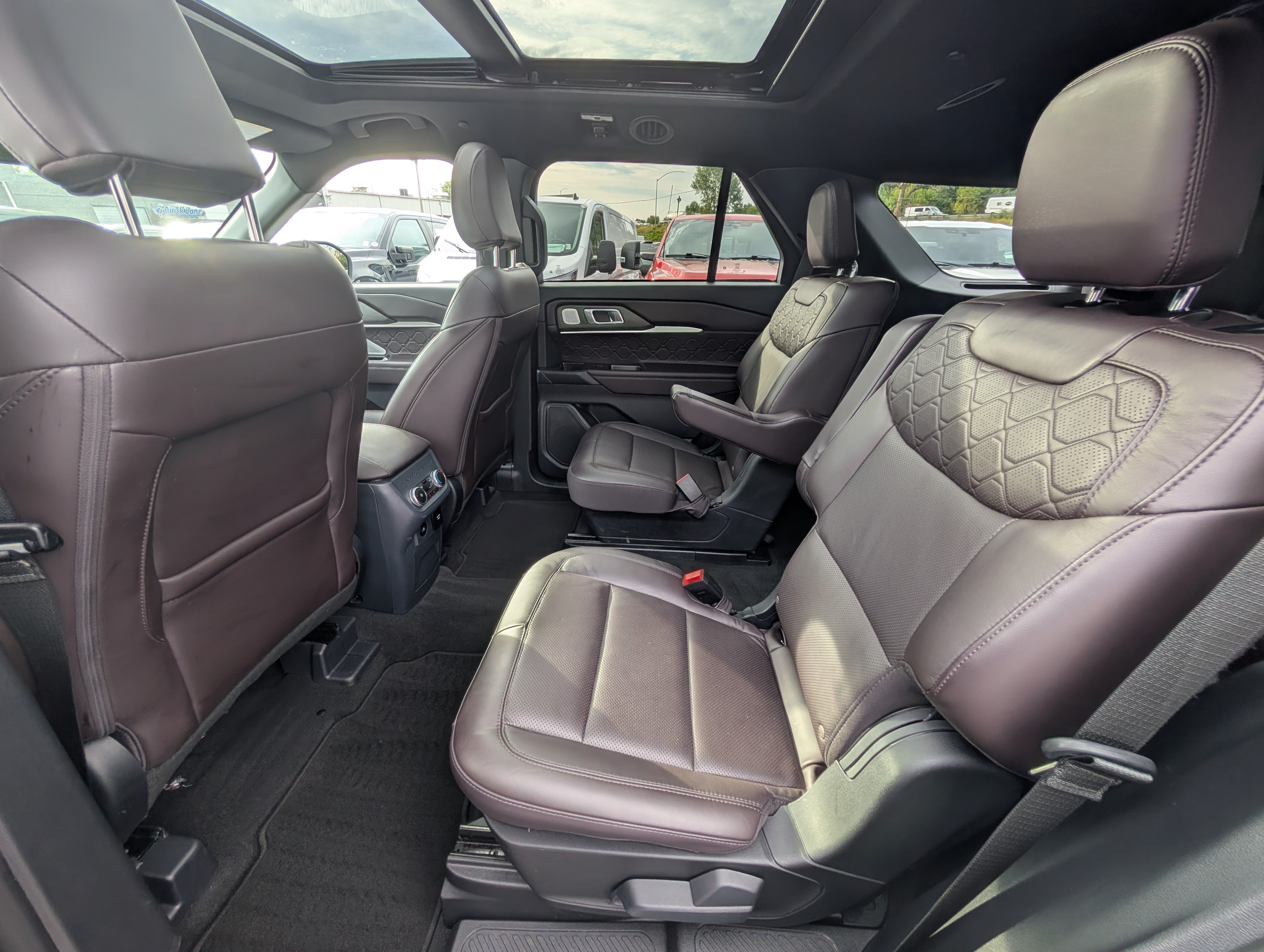 Certified 2025 Ford Explorer Platinum w/ LUX Leather Package AWD/4WD image 18