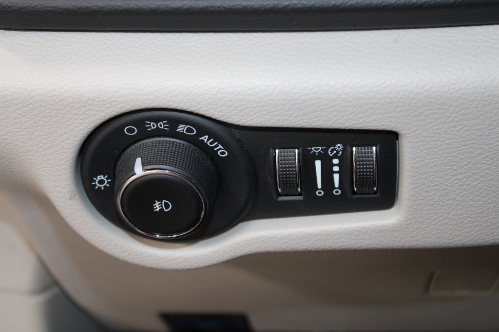 Used 2024 Chrysler Pacifica Touring-L FWD image 42