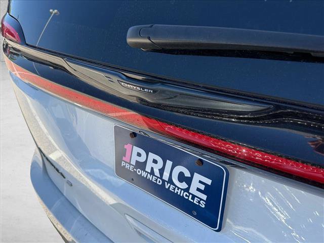 Used 2021 Chrysler Pacifica Touring-L w/ Uconnect Theater Family Group FWD image 11