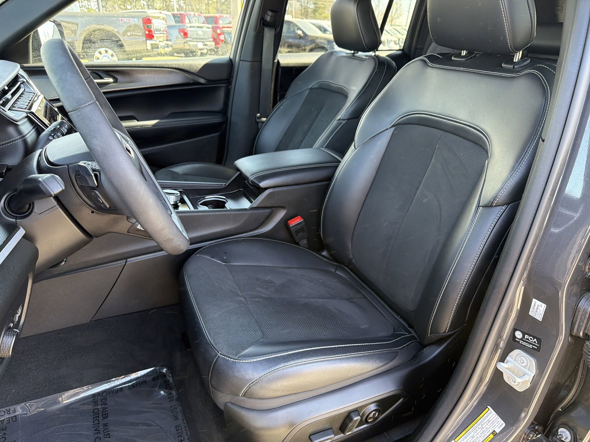 Used 2025 Jeep Grand Cherokee Altitude image 17