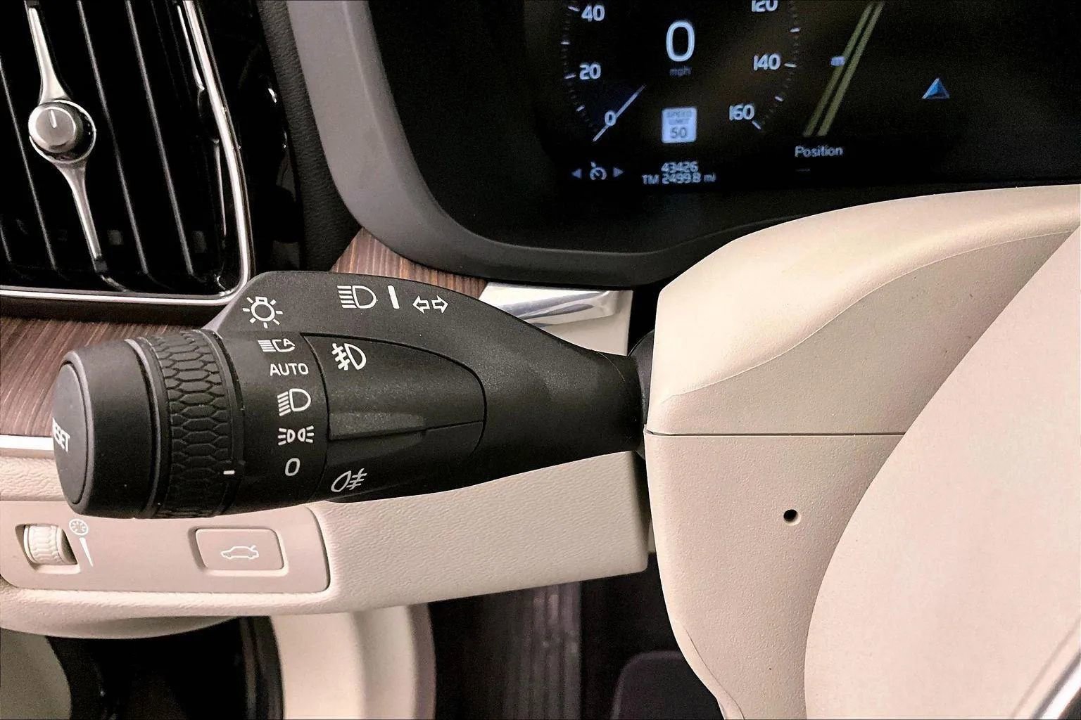 Used 2021 Volvo XC60 T5 Momentum w/ Premium Package image 30