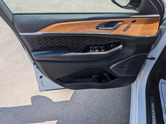 Used 2023 Jeep Grand Cherokee Summit AWD/4WD image 6