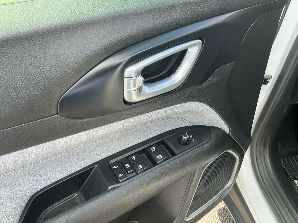 Used 2022 Jeep Compass Latitude FWD image 16