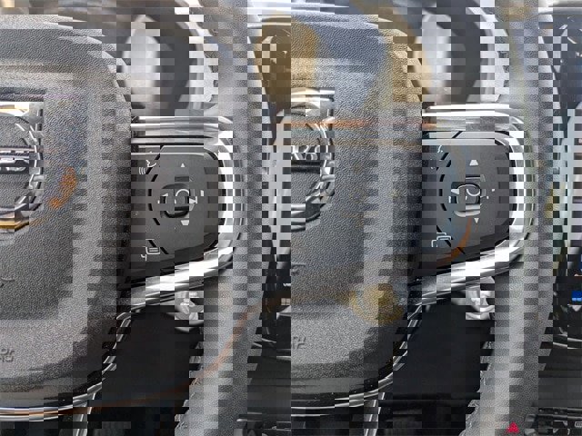 Used 2023 Volvo XC40 B5 Core image 14