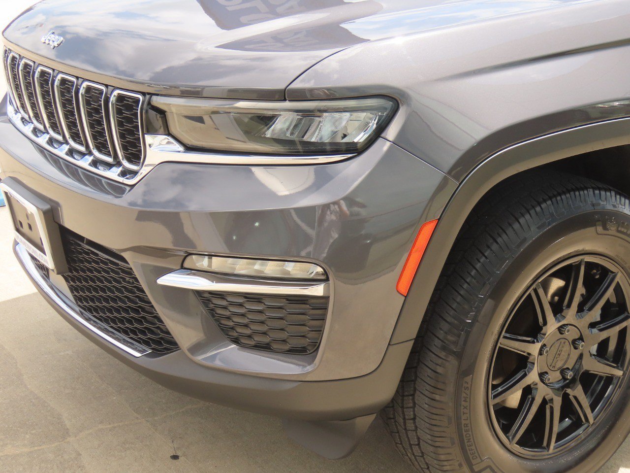 Used 2024 Jeep Grand Cherokee Limited AWD/4WD image 3