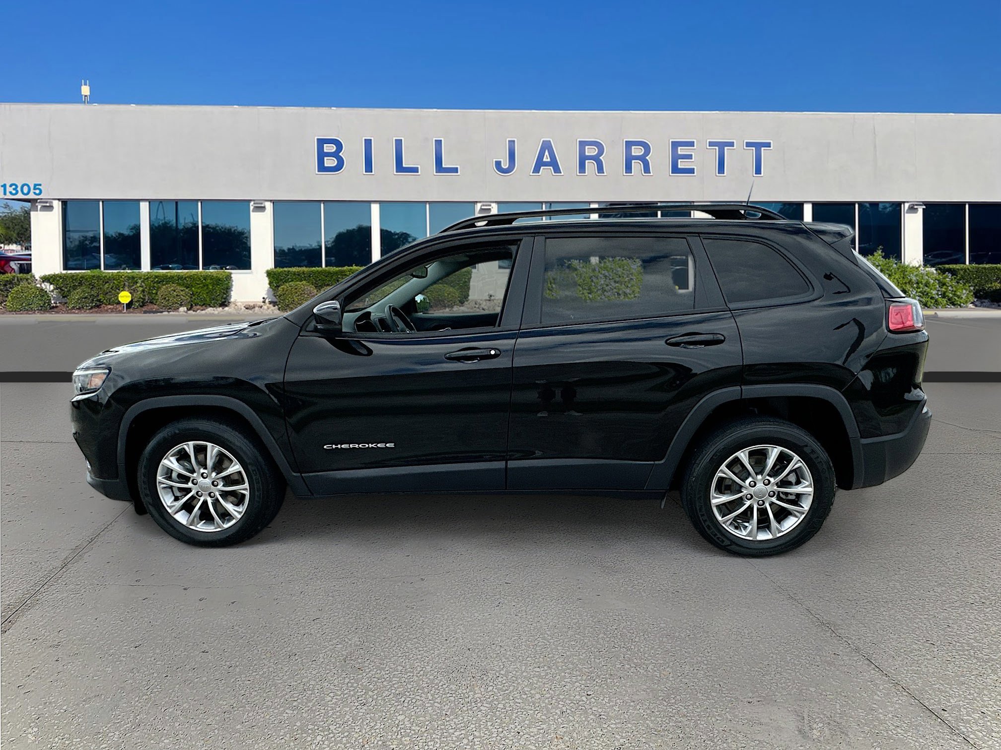 Used 2022 Jeep Cherokee Latitude Lux w/ Mopar Interior Package FWD image 2