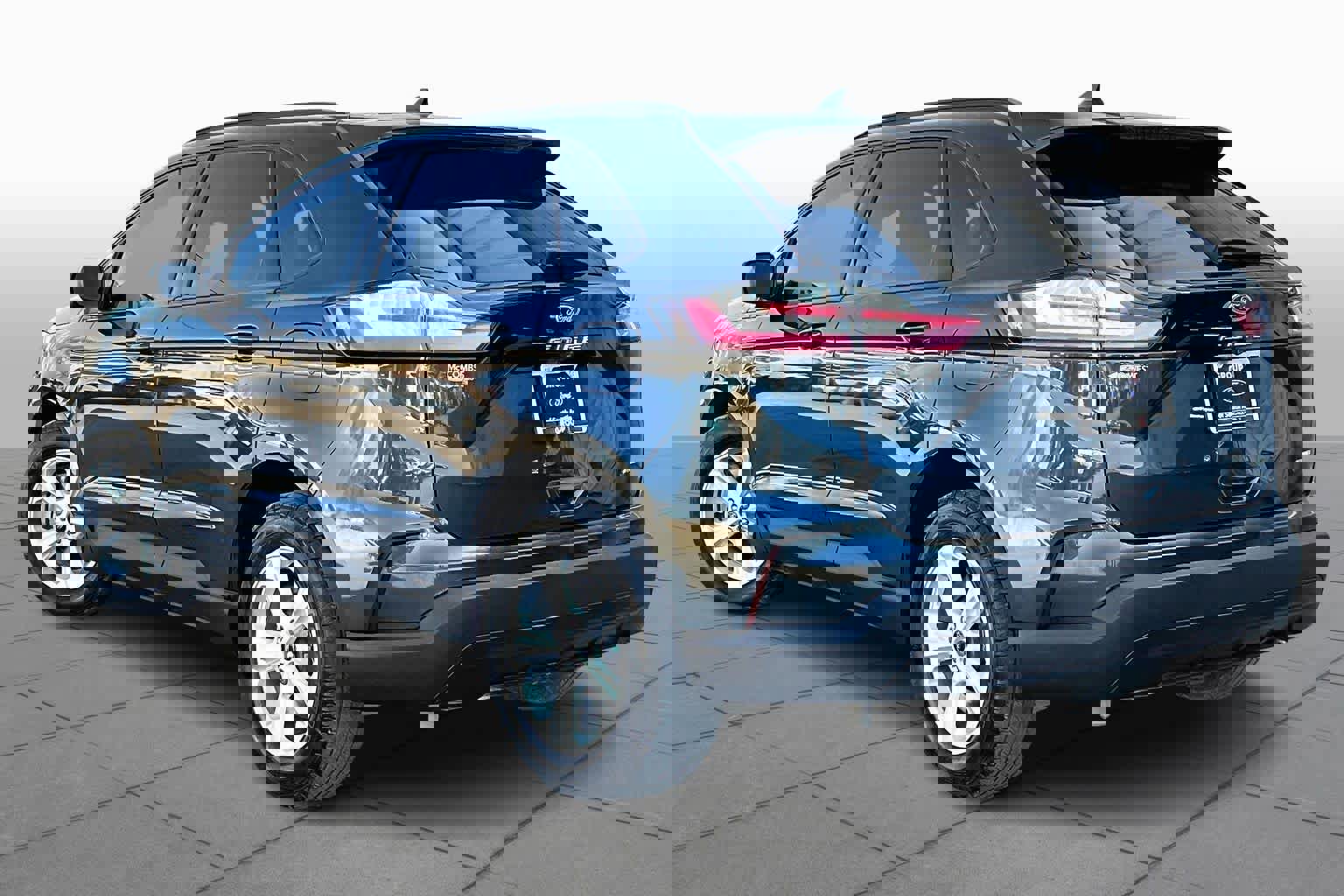 Certified 2023 Ford Edge SE image 4