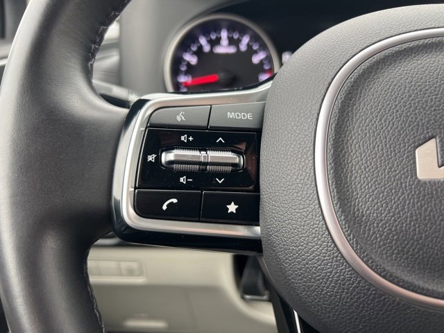 Used 2022 Kia Carnival LX image 11