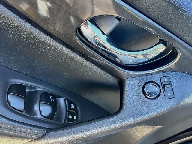 Used 2018 Nissan Rogue SV FWD image 17