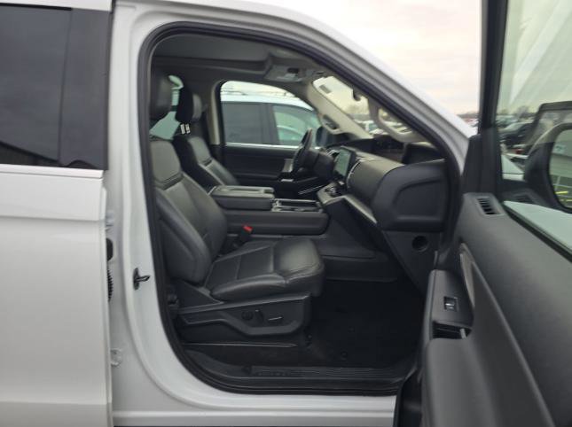 Certified 2025 Ford Expedition Active image 17