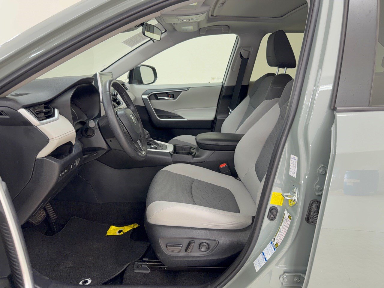 Used 2021 Toyota RAV4 XLE w/ Convenience Package AWD/4WD image 5
