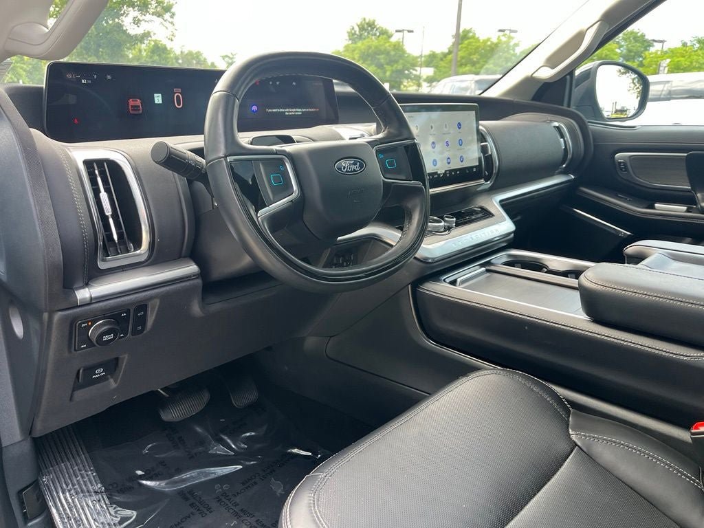 Certified 2025 Ford Expedition Max Platinum w/ Driver's Package AWD/4WD image 18
