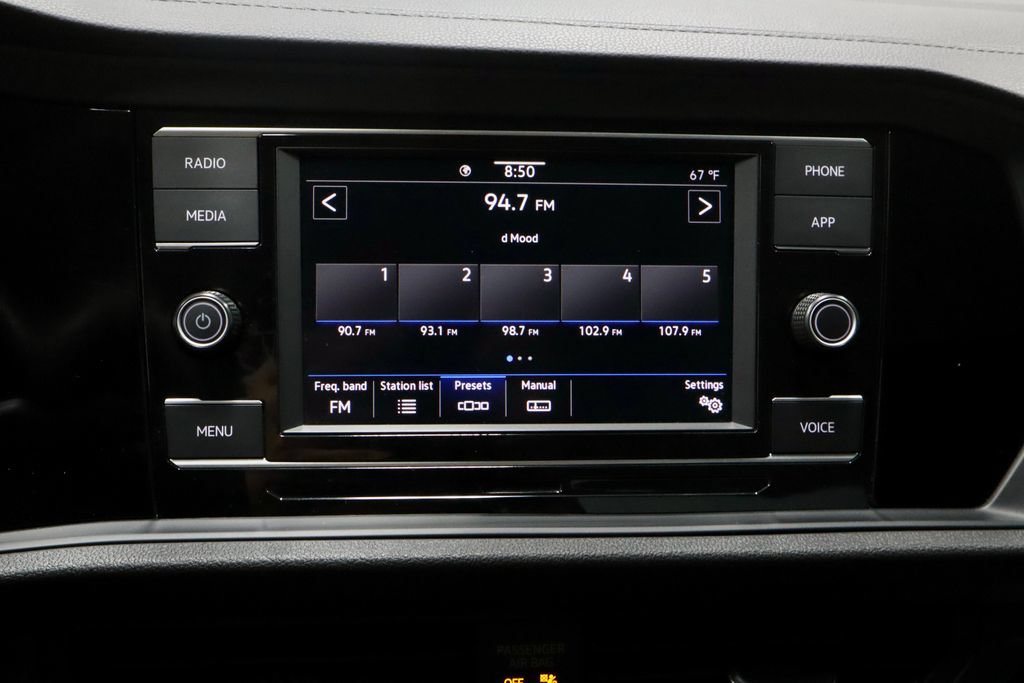 Used 2024 Volkswagen Jetta SE FWD image 2
