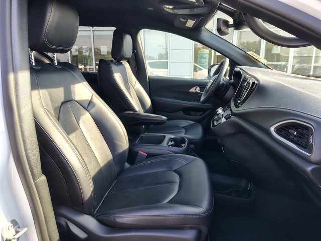 Used 2025 Chrysler Pacifica Select FWD image 13