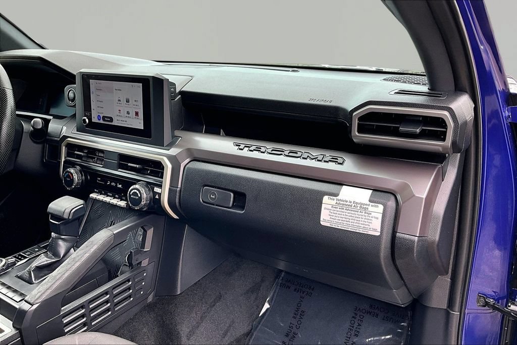 Used 2025 Toyota Tacoma SR5 AWD/4WD image 17