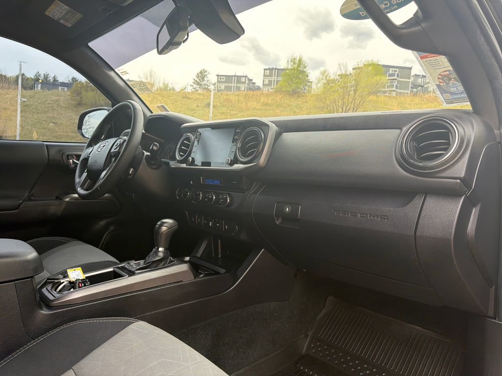 Used 2022 Toyota Tacoma TRD Sport w/ Technology Package AWD/4WD image 31