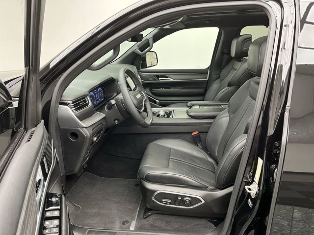 Used 2023 Jeep Wagoneer Series III w/ Premium Group I AWD/4WD image 3