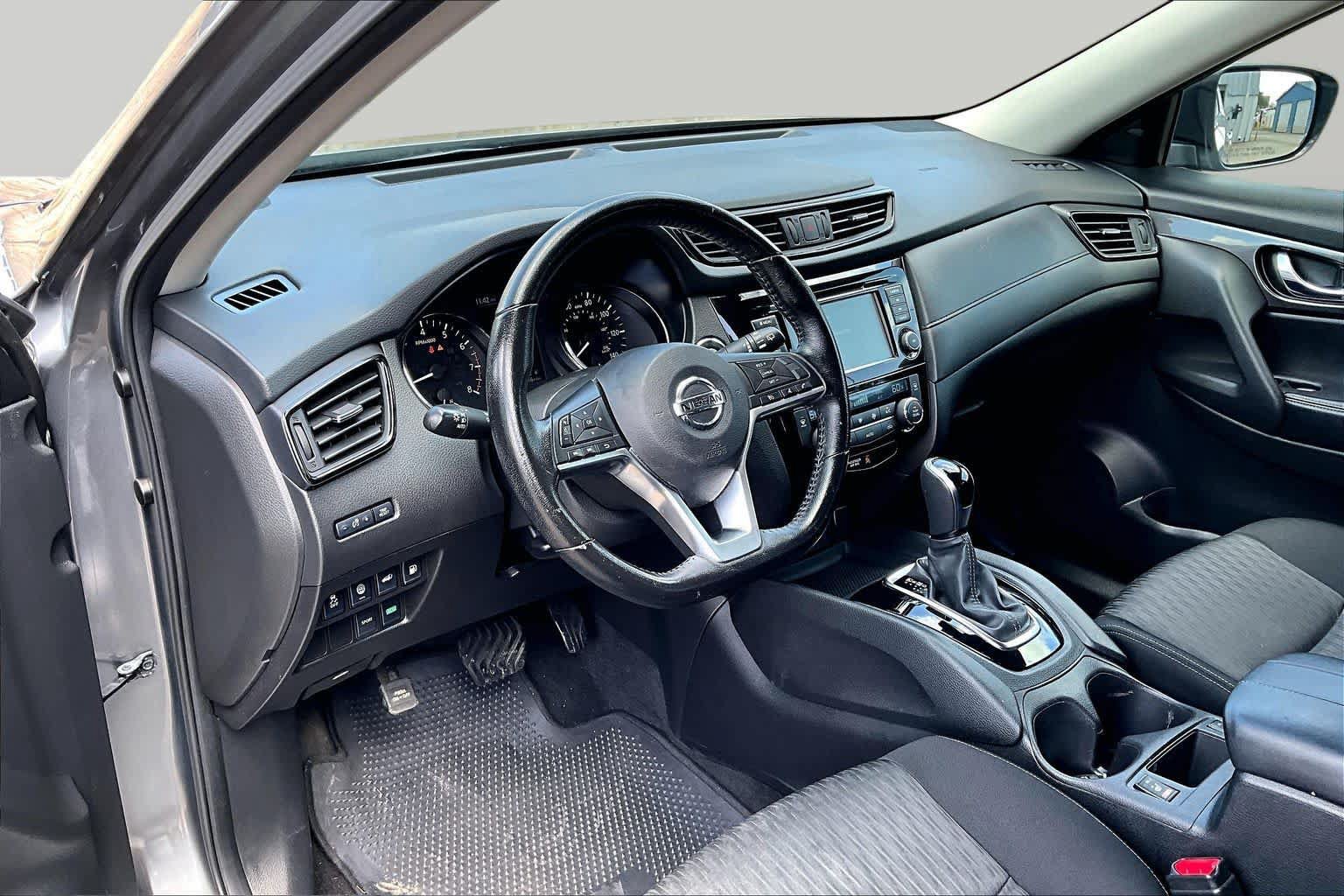 Used 2020 Nissan Rogue SV FWD image 18