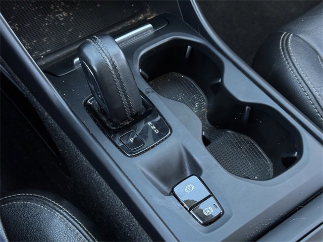 Used 2021 Volvo XC40 T4 Momentum image 18