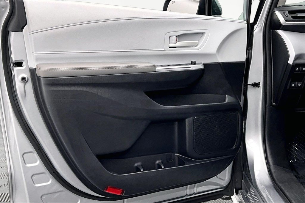 Used 2025 Toyota Sienna LE FWD image 23