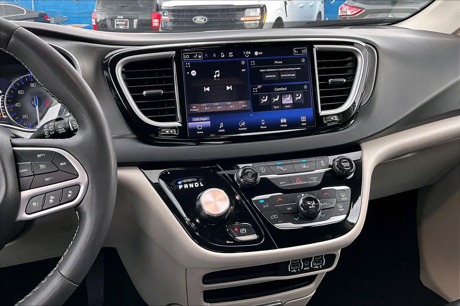 Used 2024 Chrysler Pacifica Touring-L FWD image 7