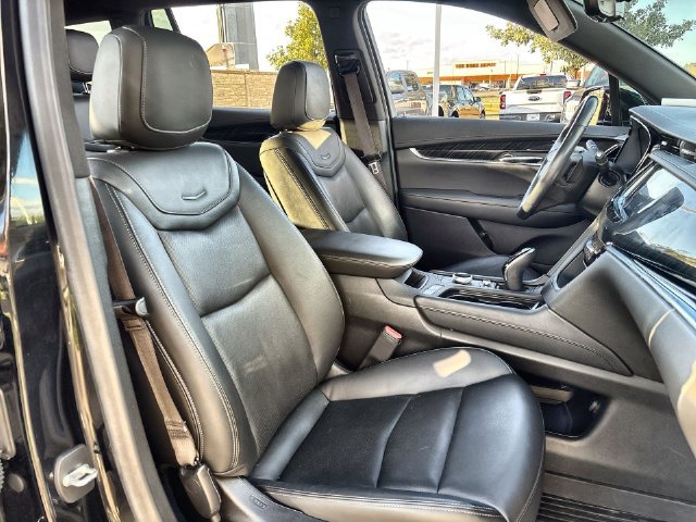 Used 2021 Cadillac XT6 Premium Luxury w/ LPO, ONYX Package FWD image 34