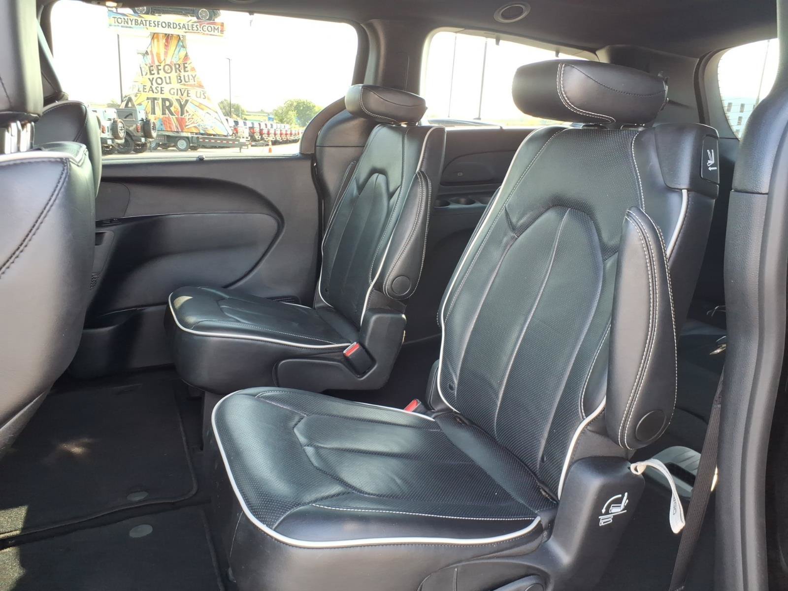 Used 2025 Chrysler Pacifica Limited FWD image 13