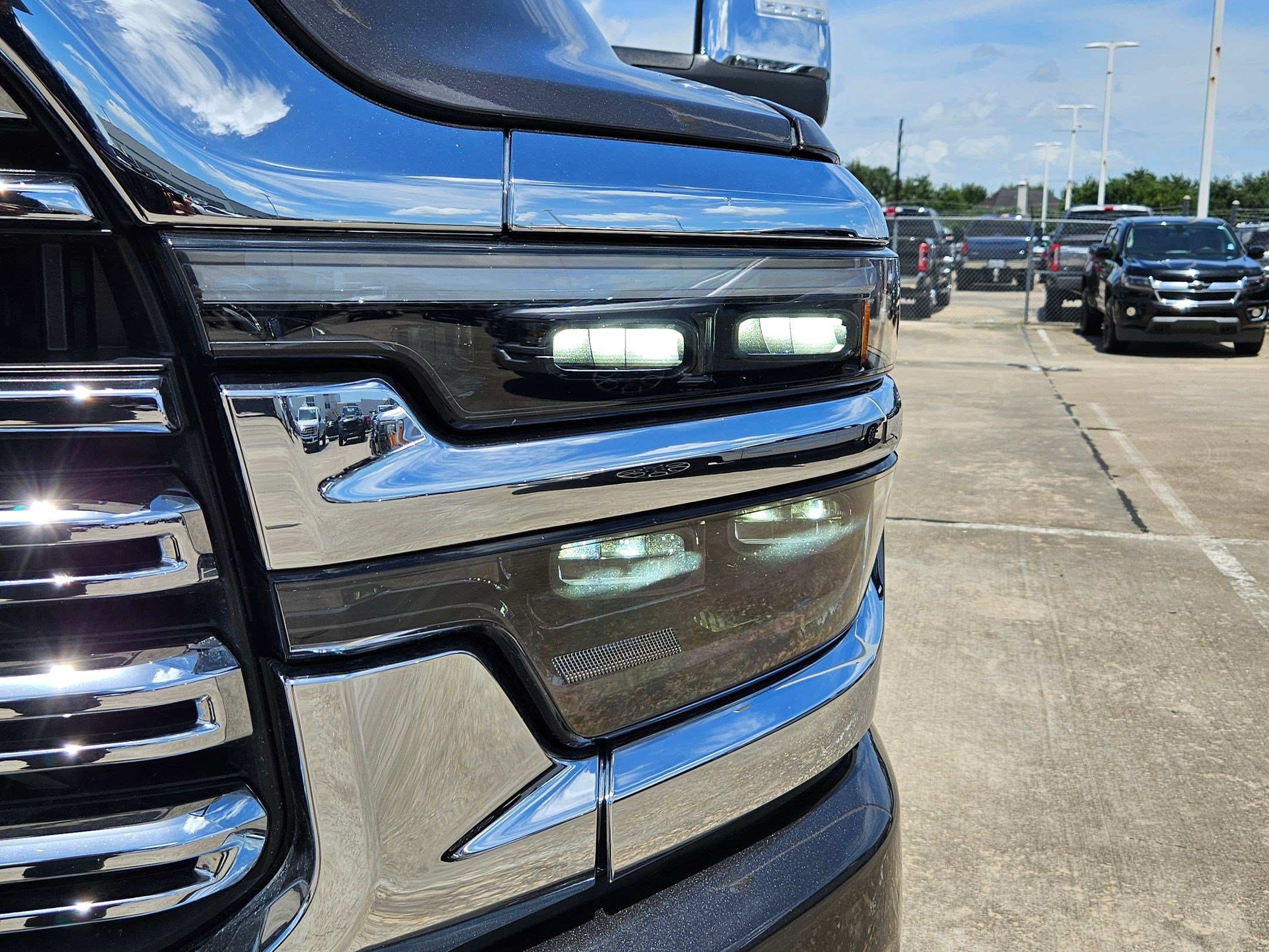 Used 2025 RAM 2500 Laramie AWD/4WD image 12