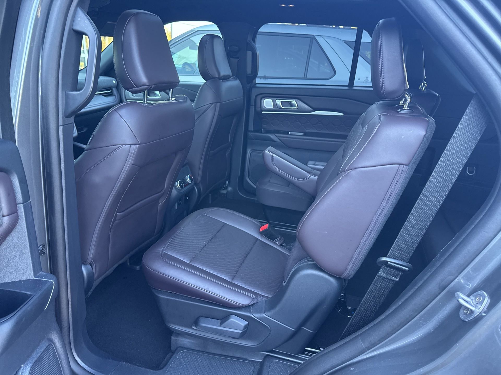 Certified 2025 Ford Explorer Platinum w/ LUX Leather Package image 16