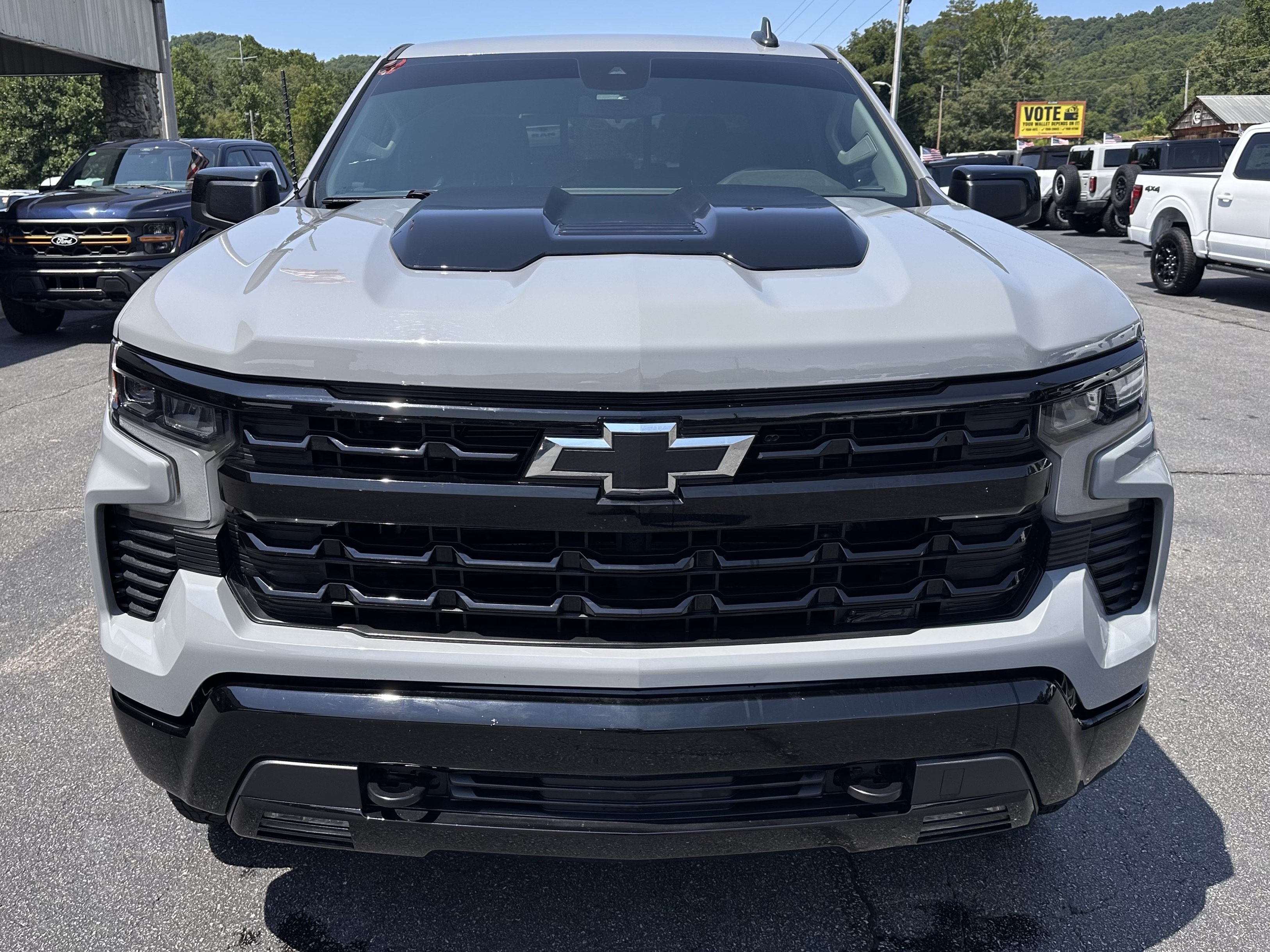 Used 2024 Chevrolet Silverado 1500 LT Trail Boss w/ Convenience Package II AWD/4WD image 2