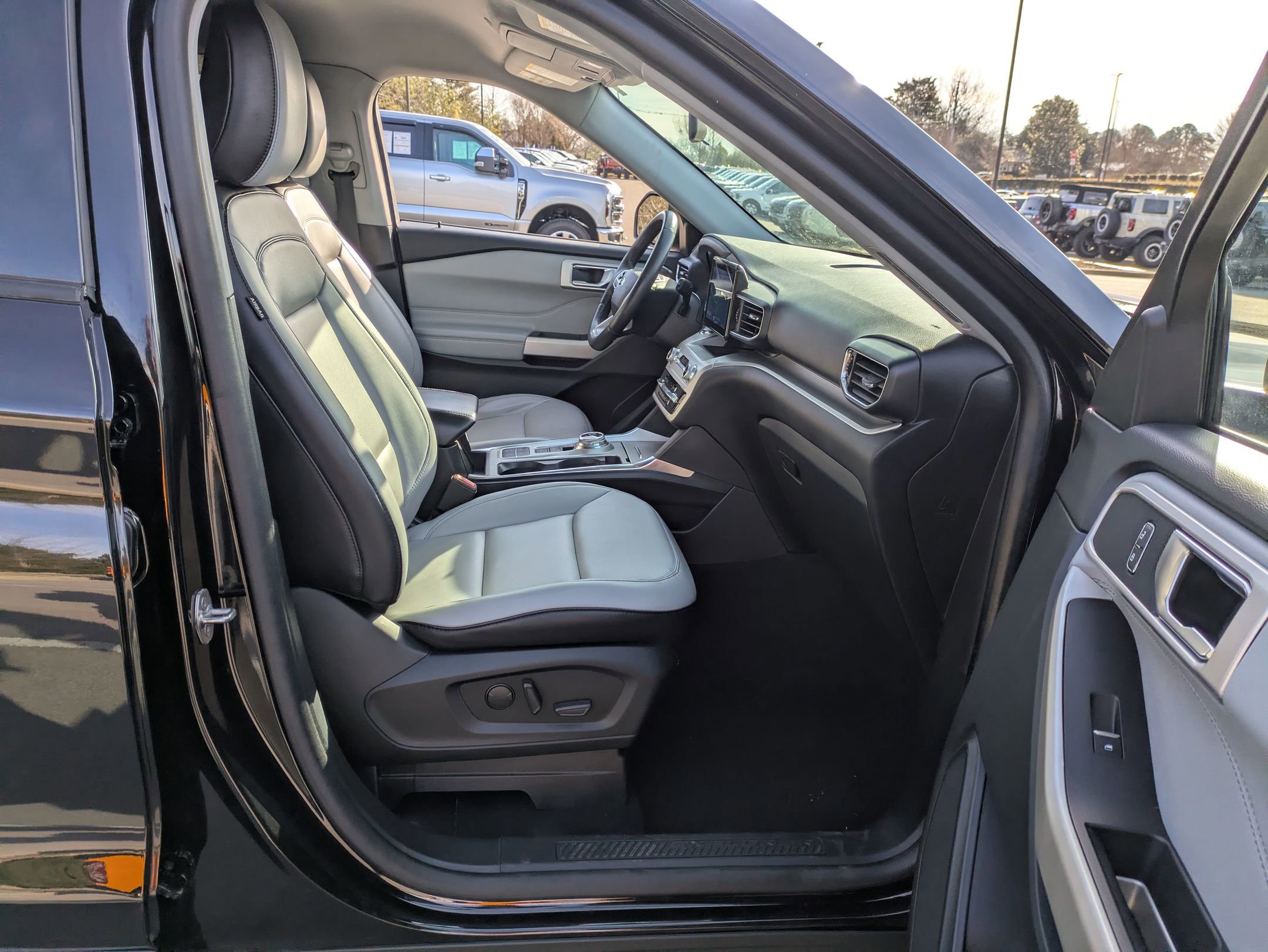 Certified 2021 Ford Explorer XLT w/ Equipment Group 202A image 38