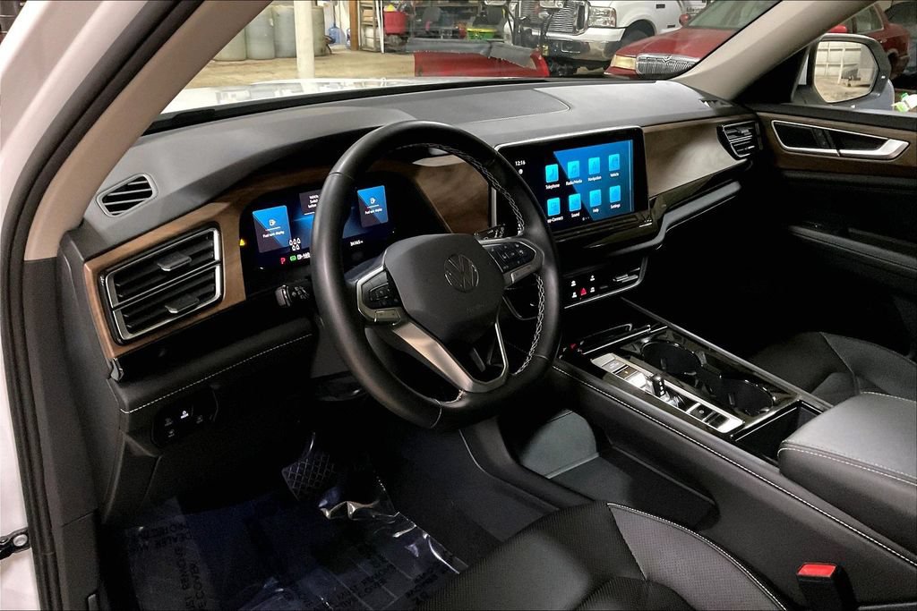 Used 2025 Volkswagen Atlas SE AWD/4WD image 13