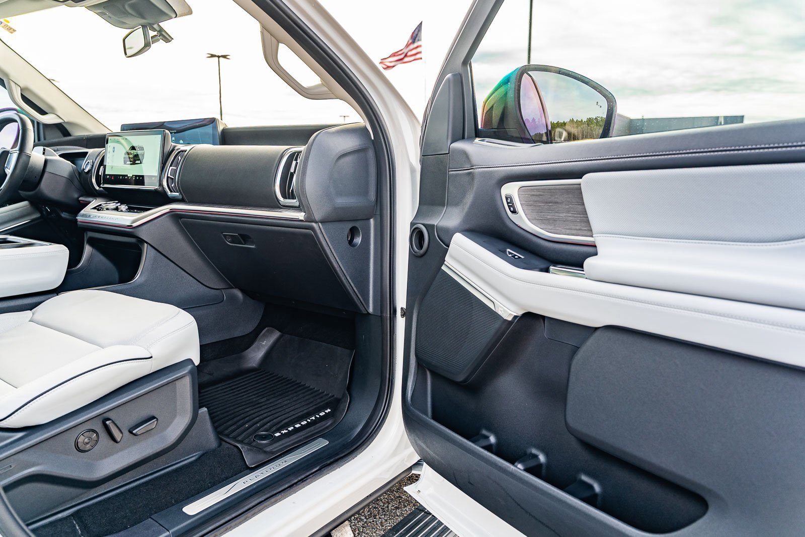 Certified 2025 Ford Expedition Platinum w/ Platinum Ultimate Package image 11